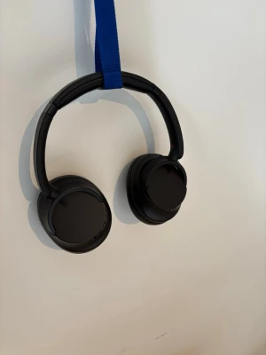 Sony hörlurar (WH-CH720N modell) - Svarta trådlösa bluetooth hörlurar från Sony. Hög kvalité på ljudet och de sitter bekvämt under en längre period till skillnad från andra. Möjligtvis någon repa någonstans men inget som syns om man inte letar efter de. Upp till 50h batteritid. 3 min laddning = 60min batteritid. Originalförpackning finns ej kvar och laddare medföljs inte (kom inte med hörlurarna). Nypris ca 1300kr, egna bud uppmuntras! :)