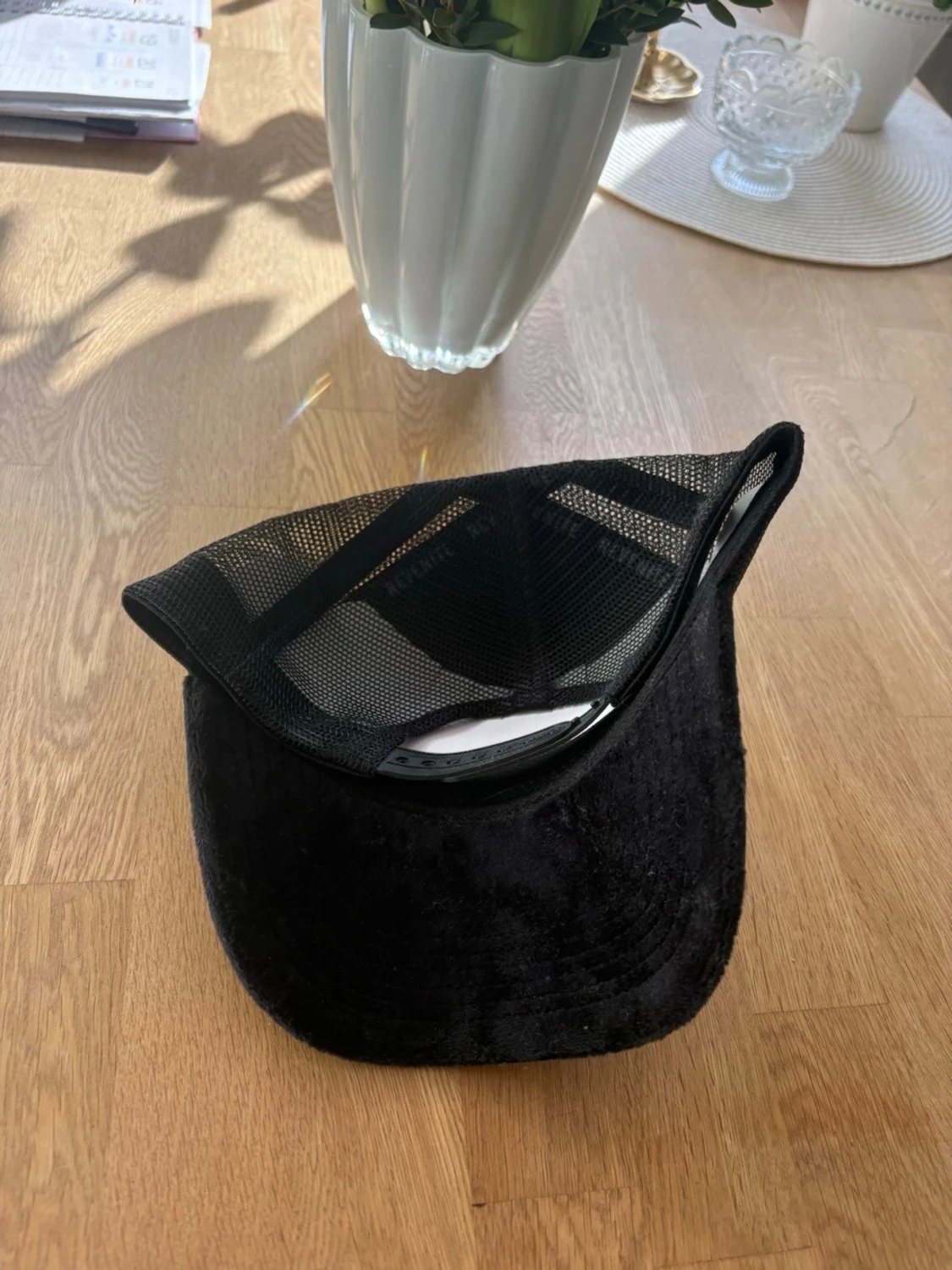 Svart keps med pop art-motiv - 2