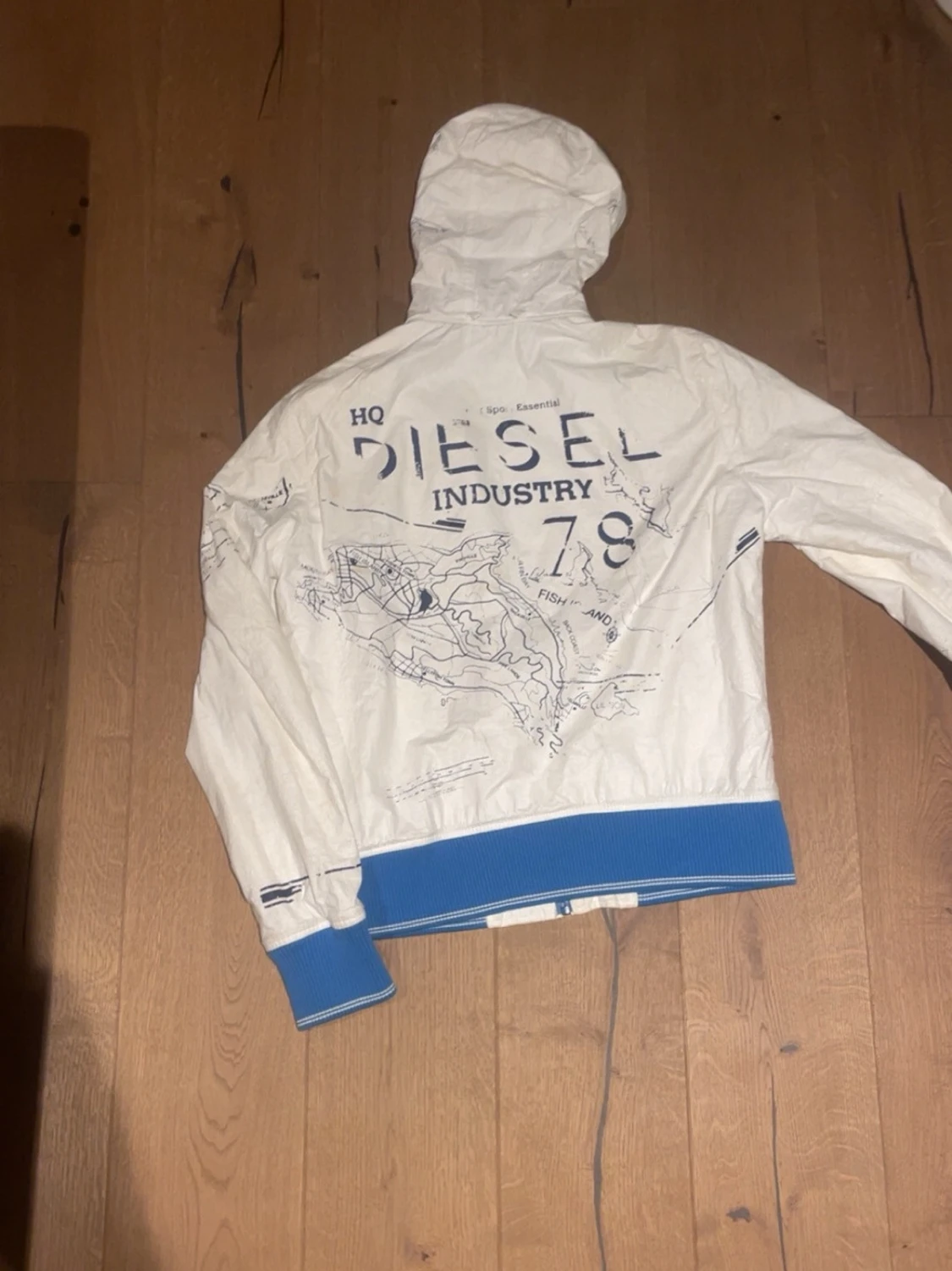 Vit vindjacka från Diesel med blå detaljer