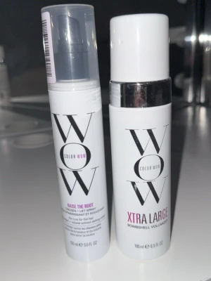 Color Wow volymspray duo - Två volymprodukter från Color Wow: Raise The Root root lift spray och Xtra Large Bombshell Volumizer. Båda i vita flaskor med svart och silverdetaljer. Perfekt för att ge håret extra volym och lyft. Helt oanvända