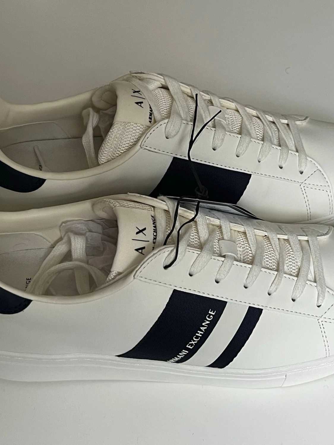 Vita Armani Exchange sneakers med blå detalj - 2