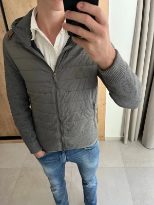 Grå cardigan jacka från Massimo Dutti - Tvärfet cardigan jacka från Massimo Dutti i väldigt fint skick! ——————————————————————————                                                          📐| Storlek: M                                                          👖| Märke: Massimo Dutti                                      🔎 | Skick: Väldigt bra                                             ✍🏻 | Skriv om du har några frågor