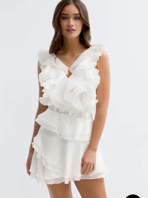 Studentklänning  - Studentklänning med volanger från Gina, endast testad. Köpt för 700kr💕