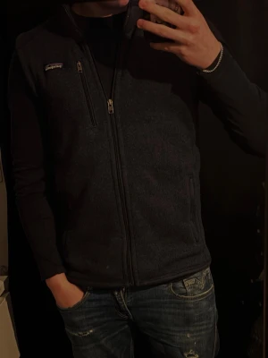 En mörkblå väst - Säljer en väst blå  snygga har en normal passform och är tillverkade i bomull. Perfekta för dig som gillar en avslappnad och trendig stil.