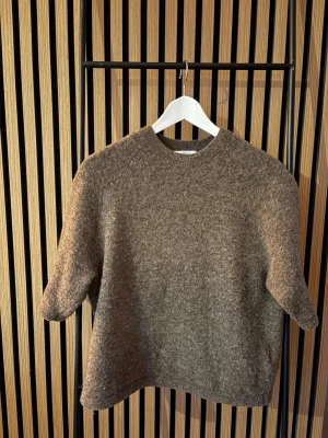 & Other Stories tröja  - Stickad tröja med kortare ärm från & Other Stories. Storlek: XS