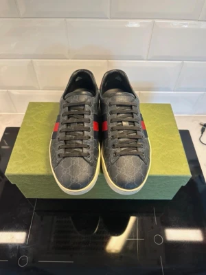 Svarta Gucci ace storlek 44 - Passade ej mina fötter så säljer dom och vill få bort dom snabbt så pris kan gå ner vid snabb affär