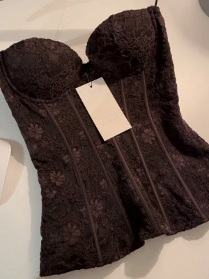 Viral Zara Korsett - Den virala Zara korsetten i brun! Säljer för satt pris. (Lägsta priset på den bruna korsetten på hela Plick och vinted just nu)😊