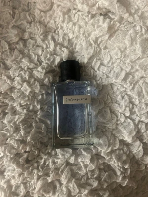 Yves Saint Laurent parfym blå glasflaska - Jag säljer denna herr parfymen från YSL som jag köpte till min kille i julklapp. Den har knappats kommit till användning då han har andra parfymer som han mer tycker om. Parfymen är köpt på NK i Stockholm för 1450 kr. Pris kan diskuteras!💕💕