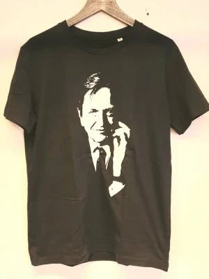 Olof Palme t-shirt med tryck från Stanley/Stella - Svart t-shirt i ekologisk bomull från Stanley/Stella med ett stilrent Olof Palme vitt tryck på framsidan. Klassisk passform och rund halsringning. Storlek S 