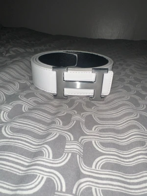 H-Bälte - Säljer en helt ny H-bälte som är 115cm lång. Den kan vara svart eller vit. Du behöver bara ta av märket sen sätta på den på den färgen du vill ha. Om du vill diskutera pris eller få mer detaljer på bältet är det bara att skriva.