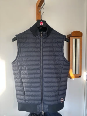 Mörkblå dunväst från Colmar - Snygg mörkblå dunväst från Colmar med quiltad design. Väldigt skonsamt använd och i mycket fint skick utan defekter! Kan skickas! 