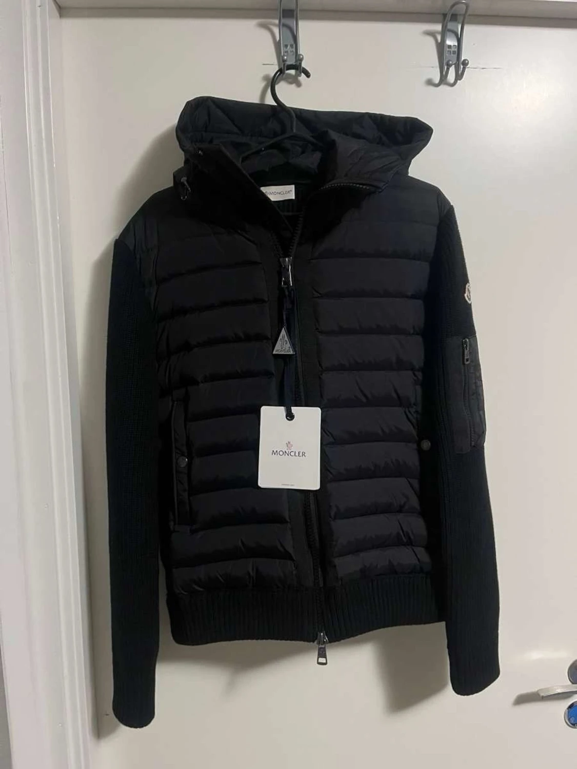 Svart dunjacka med huva från Moncler