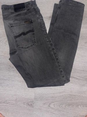 Nudie jeans - Nudie jeans gråa perfekt skick så bara hör av er om ni undrar något.