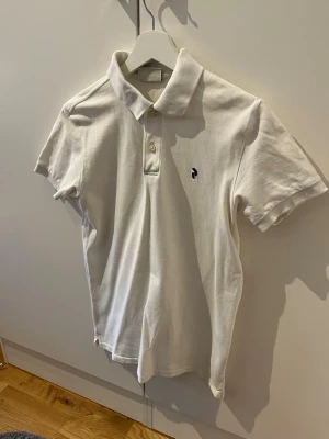 Vit Peak Performance Piké Slimfit - Vit Peak Performance Piké i slimfit storlek M. Gott skick, inga synliga fläckar. 