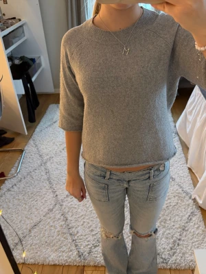 grå trekvarts stickad tröja  - grå  trekvarts stickad tröja som jag har klippt själv som från grunden är en stickad tröja från VERO MODA