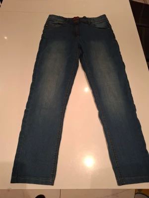 Straight fit jeans - Skriv om du har några funderingar 