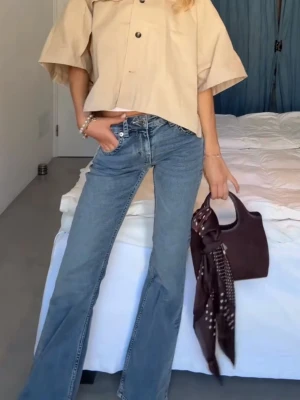 Blå bootcut jeans med låg midja - Säljer dessa snygga jeans från hm då de aldrig kommit till användning, det har lappen kvar❤️ 