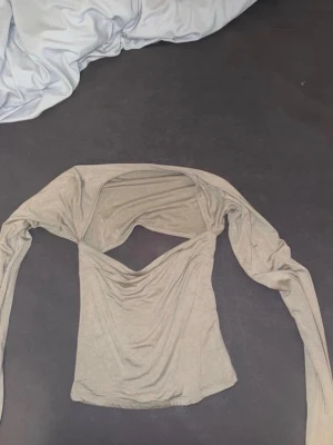 Grön långärmad topp Gina Tricot - Trendig beige långärmad topp från Gina Tricot med öppen rygg. 