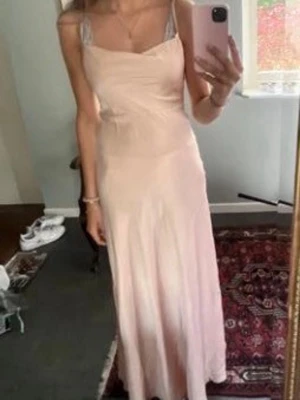 Ljusrosa balklänning  - Säljer min ljusrosa balklänning från ASOS, använd en gång. Jag är 164 och sydde upp klänningen då den var för lång. Mjukt material, skön och EJ genomskinlig. (Första bilden är inte min). Skriv om du har frågor💕