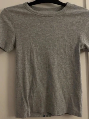 Grå ribbad t-shirt  - Mycket bra
