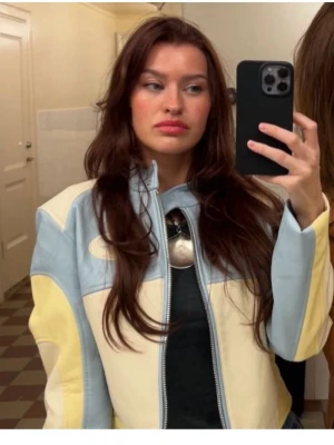 Kit med hårfärg och stylingprodukter -  Färgpaket perfekt för de med Brun/Cherry/mahogny/röd /violet färg.   Hårfärg, rootsprayer och färg-mousse   Originalpris: Takeaway colour: 200 kr  Root perfect (brun): ca 80 kr Batiste (brun): ca 50 kr L’Oréal hair touch up (mahogany): 250 på lyko Schwarzkopf (violet) : ca 100  OBS! olika mängder kvar i förpackningarna!