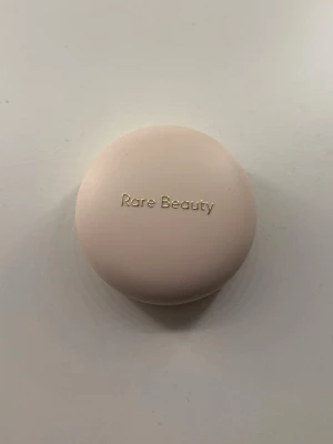 Rare Beauty Blush  - Använd men inte många gånger , väldigt fin färg (ljusare i verkligenheten ) 