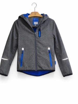 Grå vindjacka med blå detaljer - Snygg grå vindjacka från Didriksons med blå dragkedjor och detaljer. Jackan har huva, reflexdetaljer på ärmar och rygg samt tre fickor med dragkedja. Perfekt för blåsiga dagar och enkel att matcha med olika outfits.