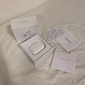 Apple AirPods Pro 2 trådlösa hörlurar - Säljer ett par Apple AirPods Pro 2 med laddningsetui. Hörlurarna är vita, har en stilren och kompakt design och levereras med originalförpackning och manualer. Perfekta för dig som vill ha brusreducering och riktigt bra ljud i ett smidigt format. De är använda fåtal gånger och är i mycket bra skick!