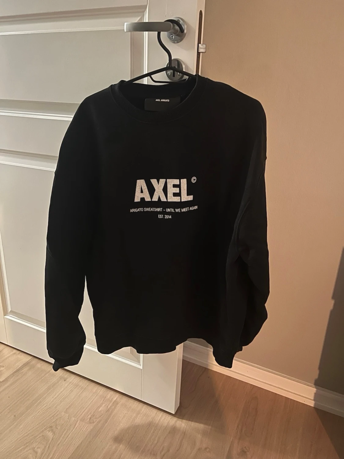 Svart sweatshirt från Axel Arigato
