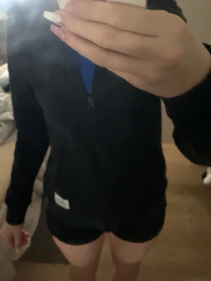 Svarta shorts i enkel design - Ett par svarta shorts med enkel och clean look. De har en normal passform och korta ben, perfekta för varma dagar eller träning. Materialet ser ut att vara mjukt och bekvämt, och de är lätta att matcha med olika toppar.