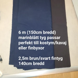 Marinblått och brunt tyg för kläder - Två längder tyg: 6 meter marinblått tyg (150 cm bredd) och 2,5 meter brunt/svart fintyg (140 cm bredd). Perfekt för att sy egna plagg som kostym, kavaj eller byxor. Tygbitarna är släta och av hög kvalitet.