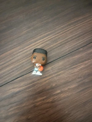 Lucas, Stranger things kinder joy  - Säljer en liten Funko Pop figur. Perfekt för samlare eller som dekoration.