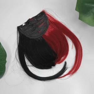 Löslugg - Svartröd osymmetrisk clip-on lugg! 🩸🪮Ostylad. I bra skick förutom några pyttesmå sminkfläckar på insidan vid klämmorna men syns ej när man har på sig den. Köp nu ✉️