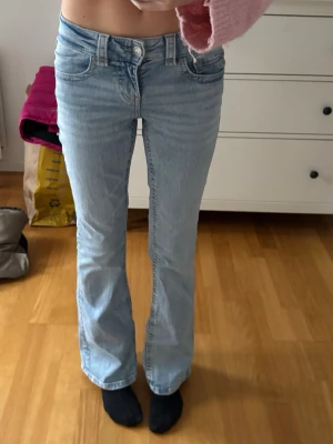 Ljusblå bootcut jeans - Säljer ett par ljusblå bootcut jeans med låg midja. 