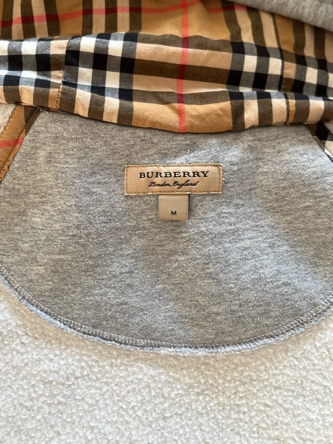 Grå hoodie med Burberry-inspirerat foder - 2
