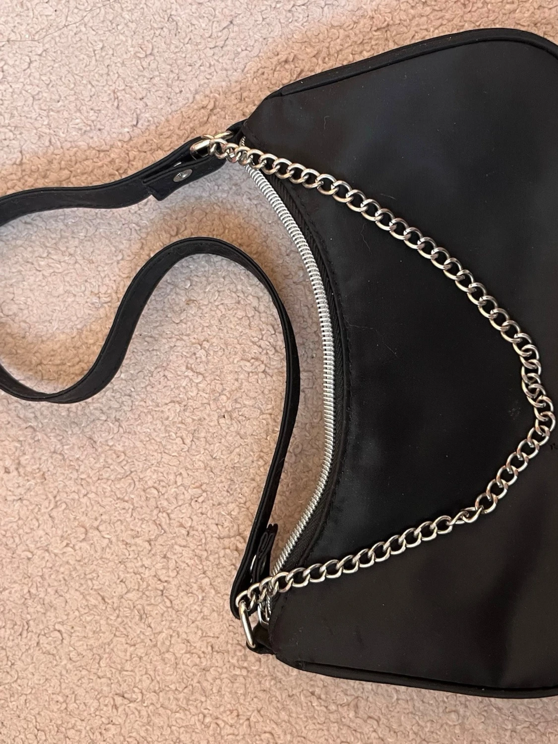 Svart axelväska med kedjedetalj - 1