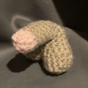 Virkad gullig shlong - Perfekt statementpiece att ha med sig eller hänga på väskan för att markera revir 🔥😈, eller varför inte ge bort till någon? Den är, tyvär, väldigt liten. 😣 