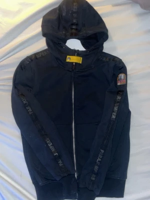 Parajumpers zip hoodie - Tvär fet exklusiv hoodie från Parajumpers då den inte längre finns tillgänglig att köpa.             Nypris : 3399kr. Inga defekter bra skick