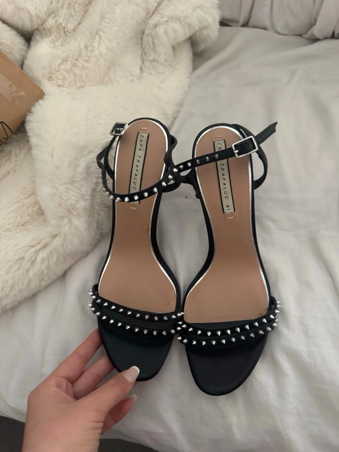 Svarta sandaler med nitar från Zara