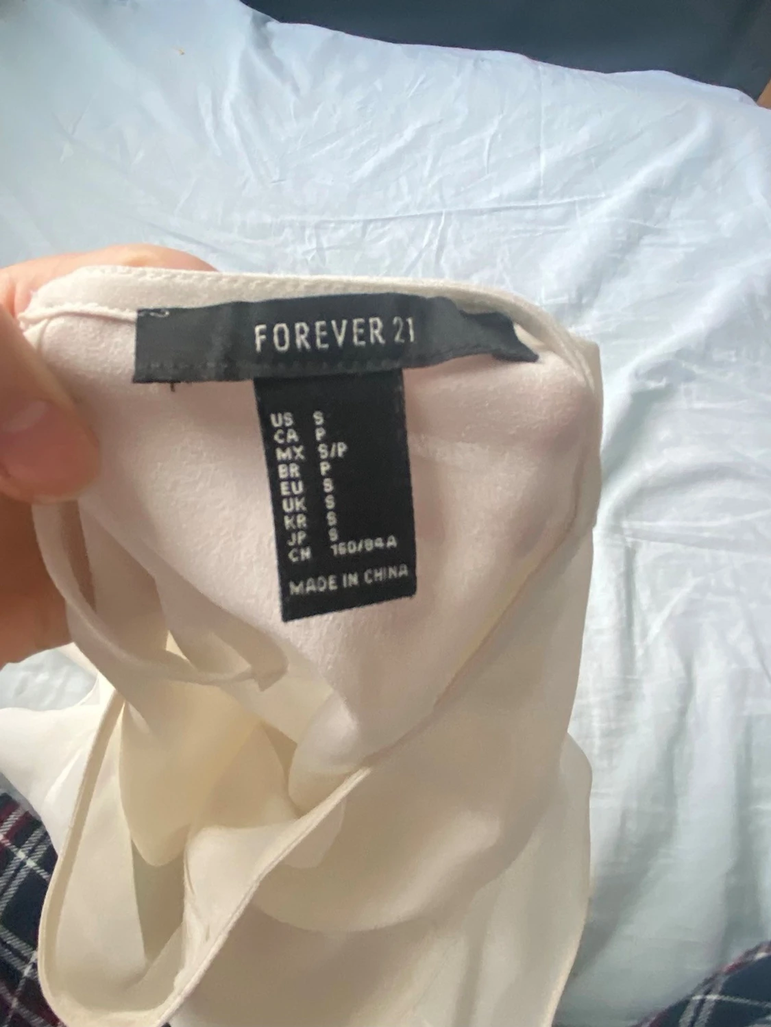 Vit blus med volangärm  - 3