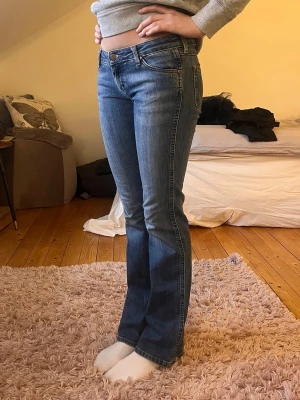  Low wasited jeans från Wrangler - Snygga blå bootcut jeans från Wrangler. Låga i midjan och sitter superfint på, jättebra skick❣️W26, längd 34. 