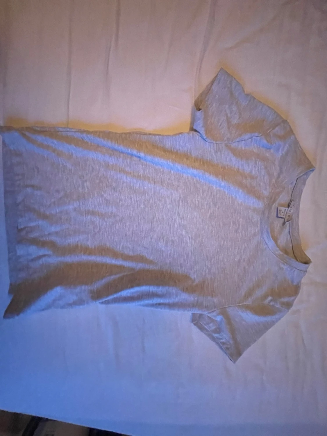 Ljusgrå basic t-shirt från Amisu