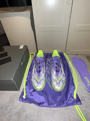 Adidas F50 Elite Ag 43 1/3 - Skorna tillkommer med skopåse, extra sulor samt box (inte originell box) skorna är i väldigt bra skick bara använt fåtal gånger perfekta skor för konstgräs, köpt för 3000+ kr