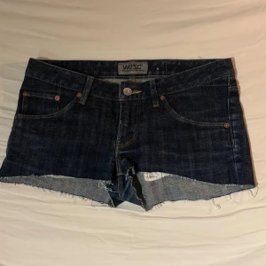 Jeans shorts - Classy jeansshorts. Midjemått rakt över ca 37 cm. Skriv vid frågor💕