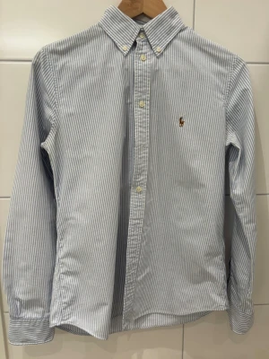 Randig skjorta från Ralph Lauren - Ralph lauren skjorta | pris 349 kr | strl M men passar även S | Skick 9/10 | 🚚 skickar inom 24 timmar | skriv vid den minsta lilla fundering🤝