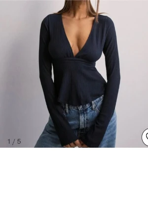 Svart v-ringad långärmad topp Nelly - Populär topp från Nelly, använd typ tre gånger helt utan defekter som ny ! Storlek XS men passar mkg som burkar ja både S och M i vanliga fall ! 