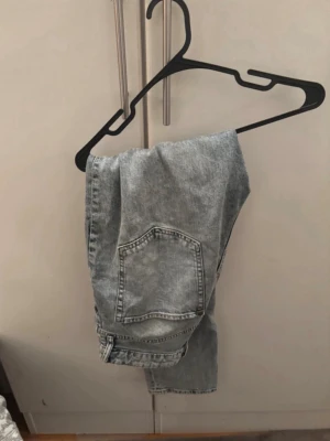 Ljusblå raka jeans - Säljer ett par ljusblå jeans med rak passform och klassisk femficksdesign. Jeansen har en stor bakficka och är tillverkade i denim. Perfekta för en avslappnad och trendig look. För mer bilder/justering av pris skriv gärna❤️🤗