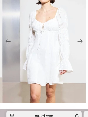 Studentklänning från na-kd - Super fin studentklänning från na-kd endast testad och lappen kvar! Säljes då jag har flera studentklänningar💕