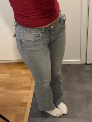 Grå jeans  - Säljer dessa grå mid/lowwaist jeansen från Kappahl ❣️ jag är 155 cm lång! 