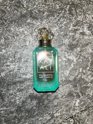 Kayali Maui Sweet Banana 37 Parfym - Endast testad en gång! Kayali Maui Sweet Banana 37 Eau de Parfum. Söta noter av banan, kokoskräm, gardenia, jasmin och bourbonvanilj. Original pris 379:-